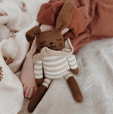 Hase aus Baby-Alpakawolle von Main Sauvage_Gestreifter Strampler_Detailaufnahme
