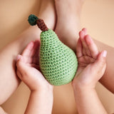 Handgehäkelte Babyrassel Birne von Global Affairs_Babyrassel Birne in Kinderhand