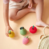 Handgehäkelte Babyrassel Apfel von Global Affairs_Obstrasseln mit Kind