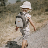 Kind mit Kinderrucksack Großer Pinguin Alwin aus Kunstleder von Little Who