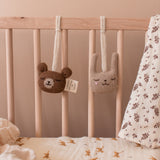 Hänge-Rassel "Teddy" aus Alpakawolle für Babys von Main Sauvage_am Babybettchen hängend