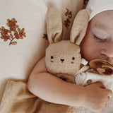 Schmusetuch "Hase" aus Bio-Baumwolle von Main Sauvage_sandfarben_Schmusetuch mit Baby