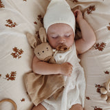 Schmusetuch "Hase" aus Bio-Baumwolle von Main Sauvage_sandfarben_Schmusetuch mit Baby_2