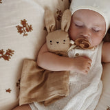 Schmusetuch "Hase" aus Bio-Baumwolle von Main Sauvage_sandfarben_Schmusetuch mit Baby_3