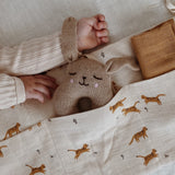 Rassel "Hase" aus Alpakawolle für Babys von Main Sauvage_Rassel aus Baby-Alpakawolle im Bettchen