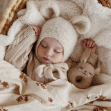 Rassel "Hase" aus Alpakawolle für Babys von Main Sauvage_Rassel mit Kind