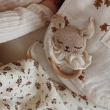 Beißring mit Rassel aus Alpakawolle "Hase" von Main Sauvage_Detailansicht