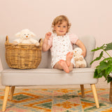 Kuscheltier Schäfchen Maggi von Teddy Hermann_27 cm_Maggi mit Kind