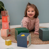 Stapelwürfel mit Tieren und Zahlen aus FSC®-Karton von Trixie_Bild mit Kind