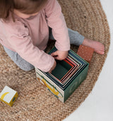 Stapelwürfel mit Tieren und Zahlen aus FSC®-Karton von Trixie_Bild mit Kind_Turm ineinander gestapelt