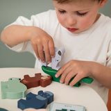 Holztier Stapelspiel mit 9 Tieren von Trixie_gestapelte Tiere mit Kind_2