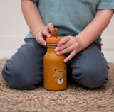 Edelstahl-Trinkflasche "Mr. Tiger" für Kinder von Trixie_350 ml_Trinkflasche mit Kind