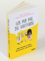 Buch "»Gib mir mal die Hautfarbe« Mit Kindern über Rassismus sprechen" von Olaolu Fajembola und Tebogo Nimindé-Dundadengar_Beltz Verlag_Buch stehend