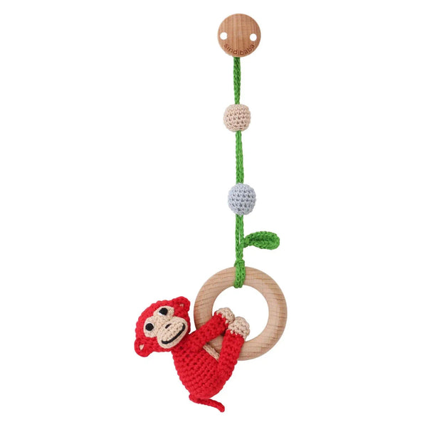 Gehäkelter Spielbogen-Anhänger Affe CHARLIE (rot) von Sindibaba_Ansicht von vorne