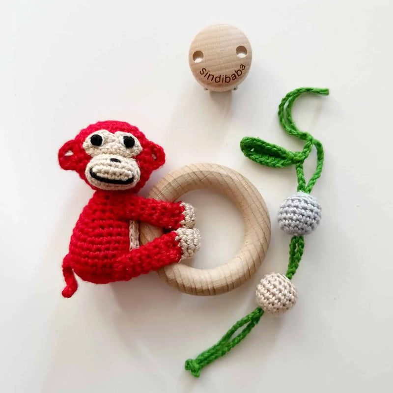 Gehäkelter Spielbogen-Anhänger Affe CHARLIE (rot) von Sindibaba_Detailansicht02