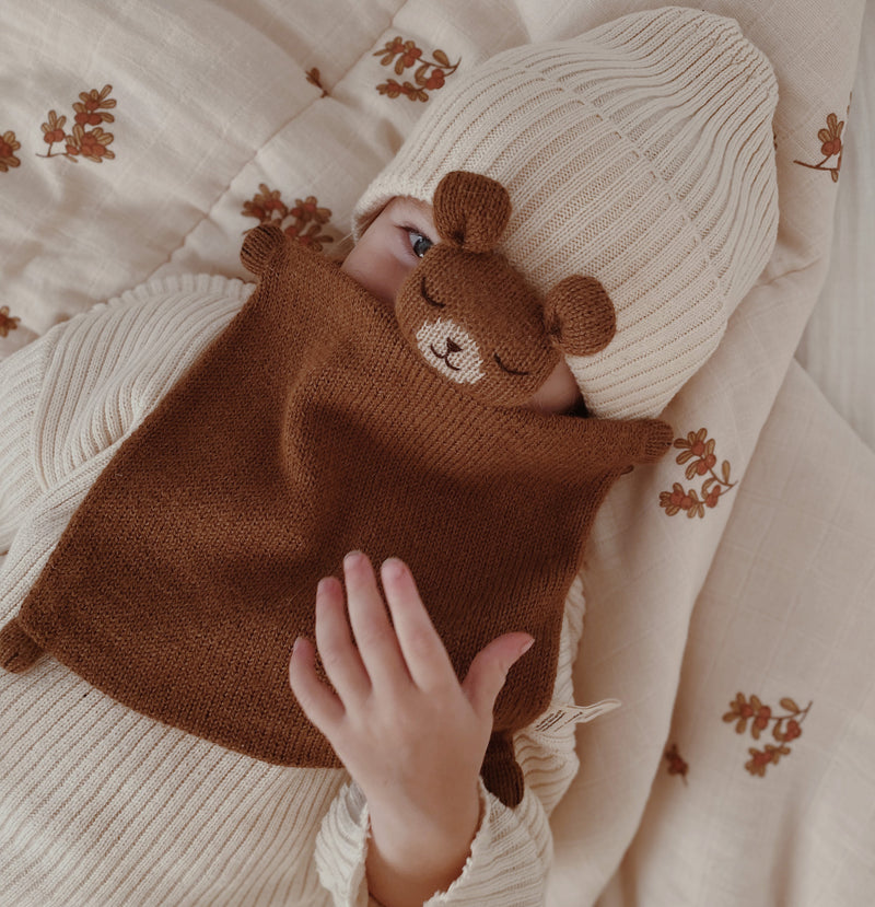Main Sauvage-Schmusetuch aus Baby-Alpakawolle-Teddy_mit Kind02