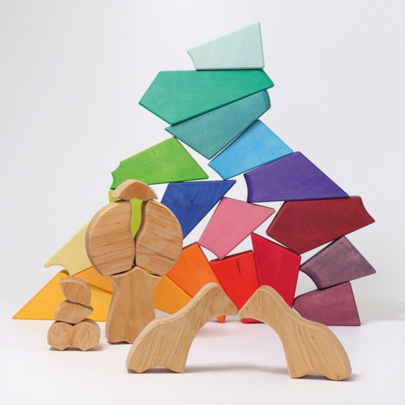 Stapel aus Holzelementen von Grimm's Bauspiel Regenbogenlöwe aus Massivholz