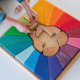 Kind baut mit Grimm's Bauspiel Regenbogenlöwe aus Massivholz