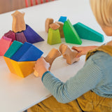 Kind spielt mit Grimm's Bauspiel Regenbogenlöwe aus Massivholz