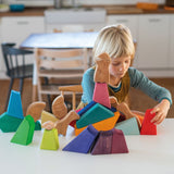 Kind beim freien Spielen mit Grimm's Bauspiel Regenbogenlöwe aus Massivholz