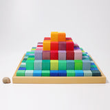 Große Grimm's Stufenpyramide mit 100 Holzbausteinen in Regenbogenfarben von der Seite