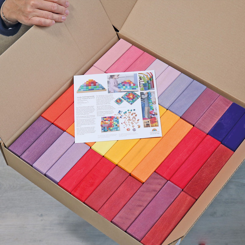 Große Grimm's Stufenpyramide mit 100 Holzbausteinen in Regenbogenfarben in Pappschachtel