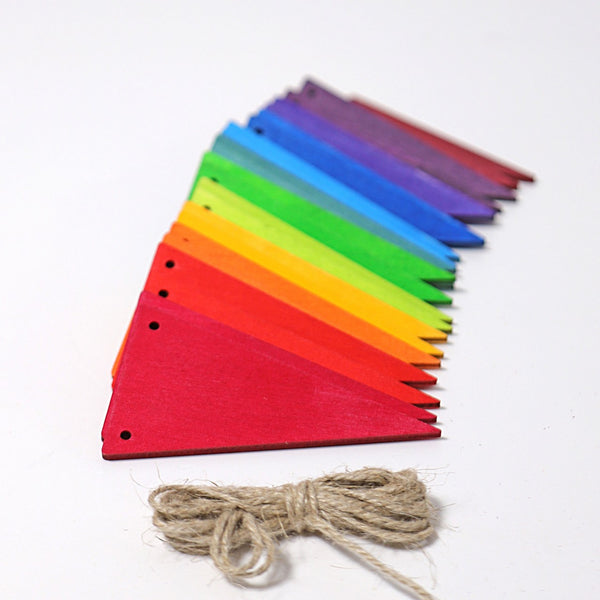 Grimm's Wimpelkette aus Holz in Regenbogenfarben