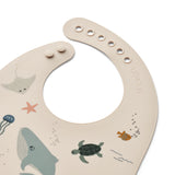 Silikon-Lätzchen Tilda von Liewood_Tilda Printed Bib_Sea creature_Detailansicht