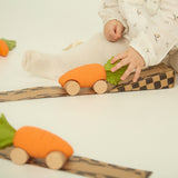 Kind am Spielen mit Karotten Baby-Spielzeugauto Cathy the Carrot von Oli & Carol