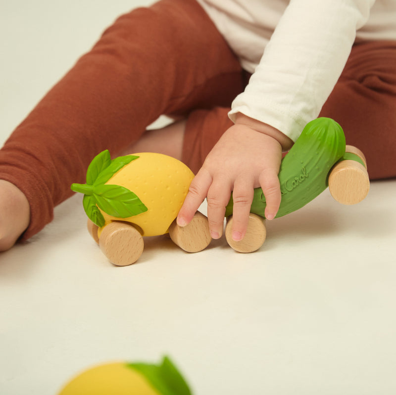 Kind spielt mit Zitronen-Babyauto Lou the Lemon von Oli & Carol