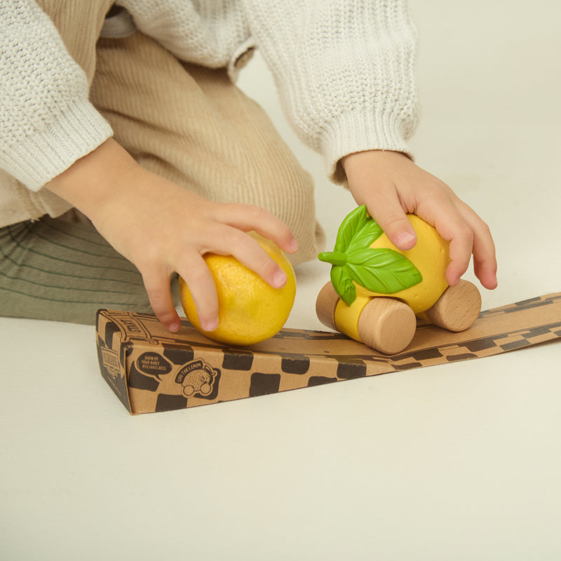 Kind spielt mit Zitronen-Babyauto Lou the Lemon von Oli & Carol