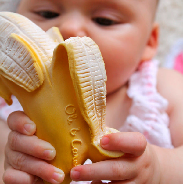 Baby mit Beißspielzeug und Badespielzeug Ana Banana von Oli & Carol