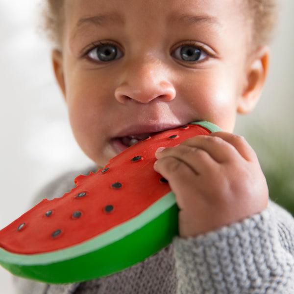 Kind mit Beißspielzeug Wally the Watermelon von Oli & Carol