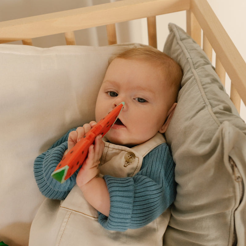 Baby mit Beißspielzeug Wally the Watermelon von Oli & Carol