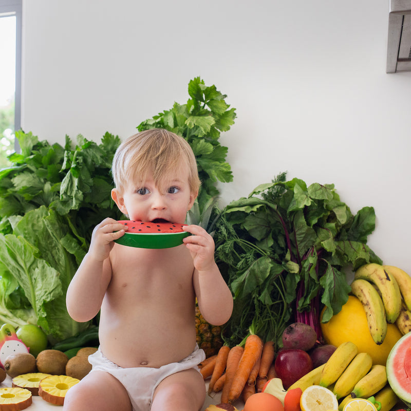 Kind beißt in Beißspielzeug Wally the Watermelon von Oli & Carol