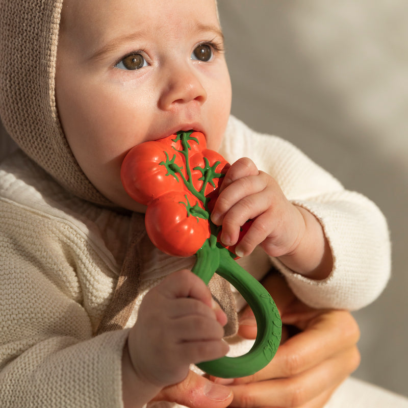 Kind beisst in Tomaten Rassel und Beissring von Oli & Carol