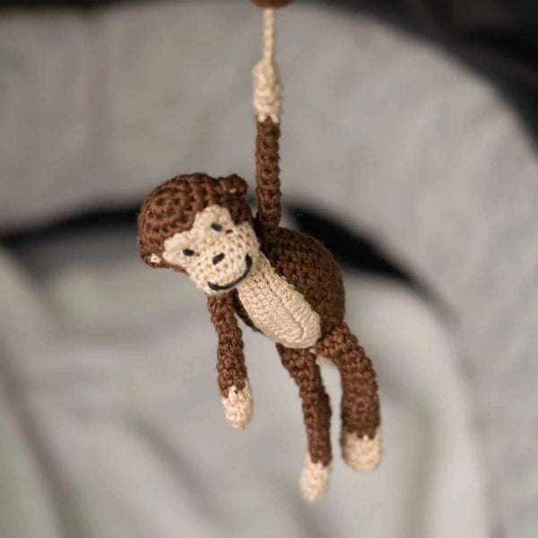 SindiBaba Gehäkelter Kinderwagen-Anhänger aus Bio-Baumwolle_Affe Charlie_Beispielbild01