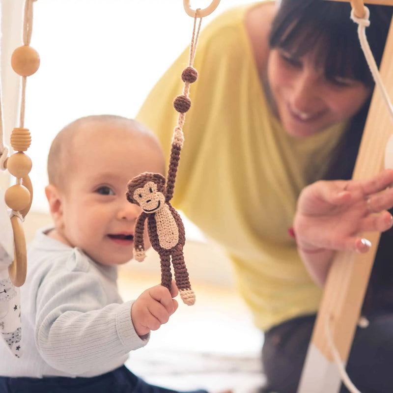 SindiBaba Gehäkelter Kinderwagen-Anhänger aus Bio-Baumwolle_Affe Charlie_am Spielbogen03