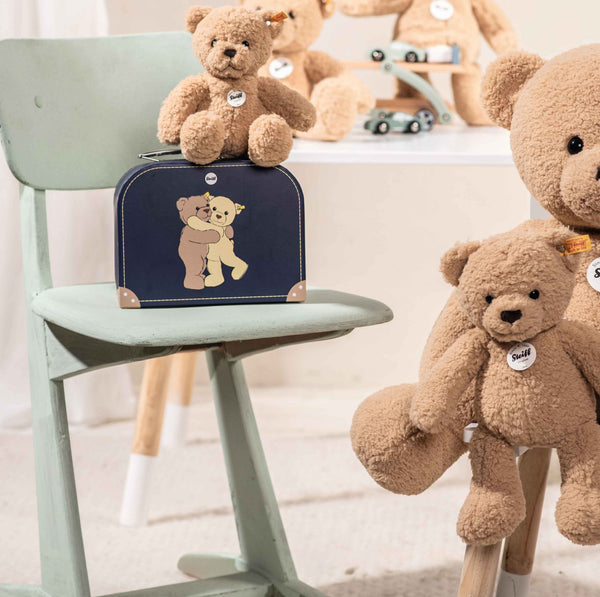 Teddybär Ben im Koffer von Steiff_auf Koffer sitzend