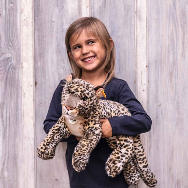 Leopard Parddy von Steiff_36cm liegend_mit Kind