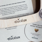 Toverlux Holzrahmen mit Logo und Produktinformationen