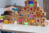 Kind baut mit Farbtreppe mit Lichtbauquadern von Bauspiel_32 Teile