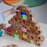 Kind spielt mit Bauspiel Farbtreppe mit Lichtbauquadern 16 Teile