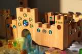 Großes Märchenschloss von Bauspiel mit 16 Teilen von Sonne beschienen