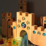 Großes Märchenschloss von Bauspiel mit 16 Teilen von Sonne beschienen