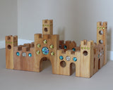 Großes Märchenschloss von Bauspiel mit 16 Teilen auf Boden aufgebaut