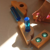 Einzelne Lichtbausäulen von Bauspiel mit Holz-Bauelementen