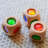 Drei Zauberwürfel von Bauspiel auf Boden liegend