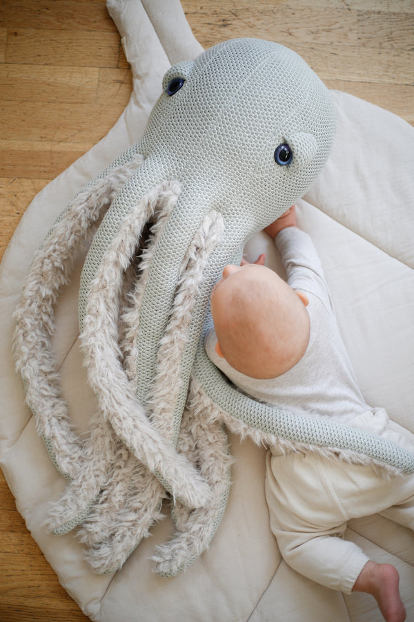 Baby mit Großem Oktopus Big GrandMa von BigStuffed