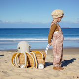 Kind mit Großem Octopus "Big POP" von BigStuffed am Strand